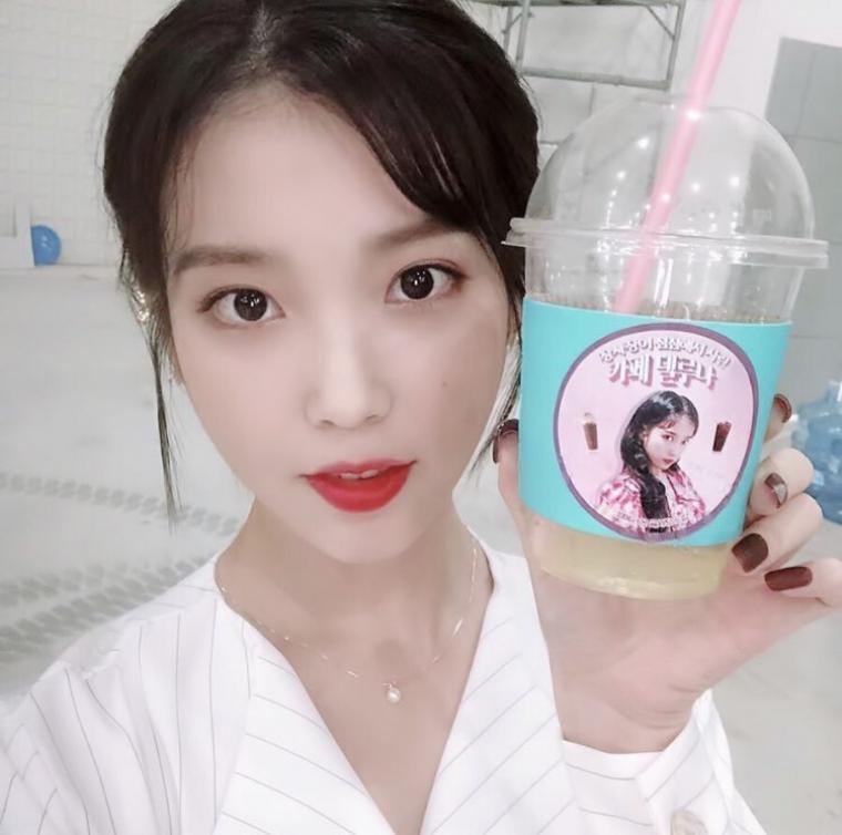 
아이유 음료 인증샷 모음
