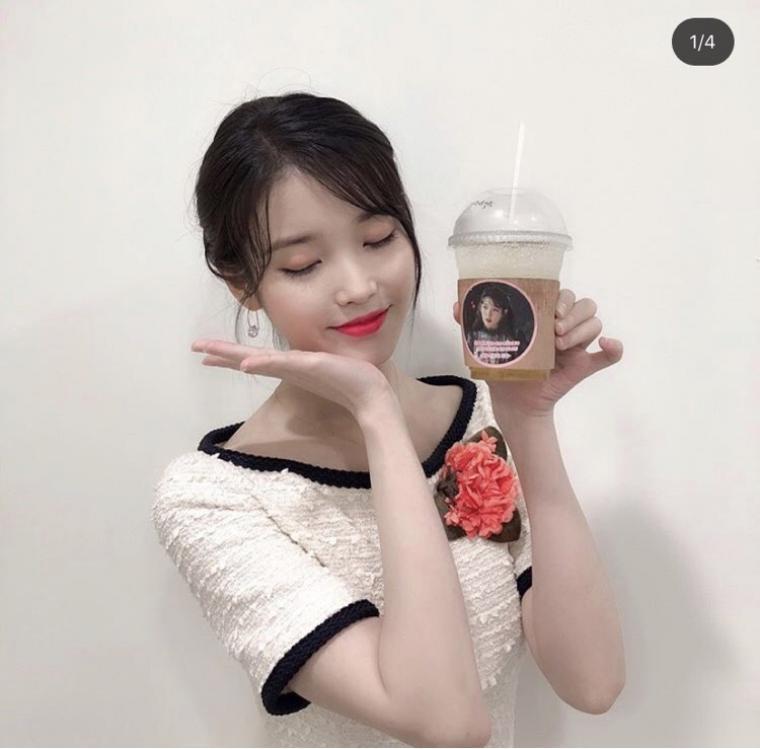 
아이유 음료 인증샷 모음
