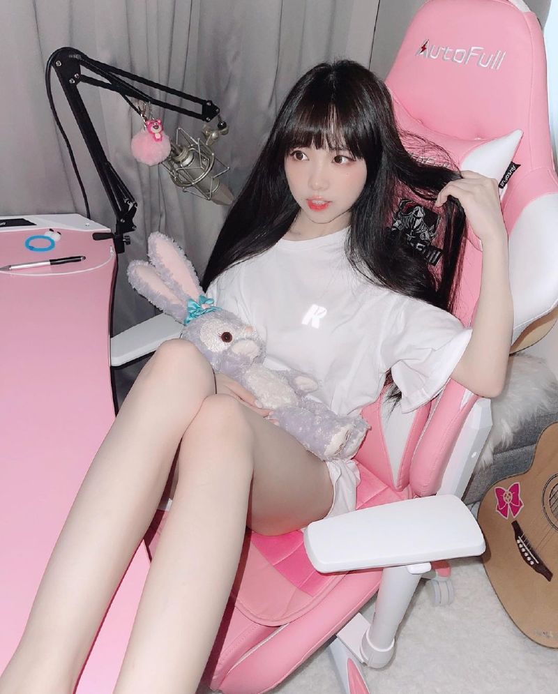 
쌍판대기 번번한 대만 짱깨 처자
