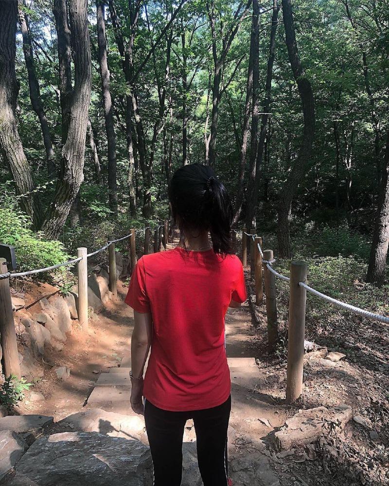 
등산女

