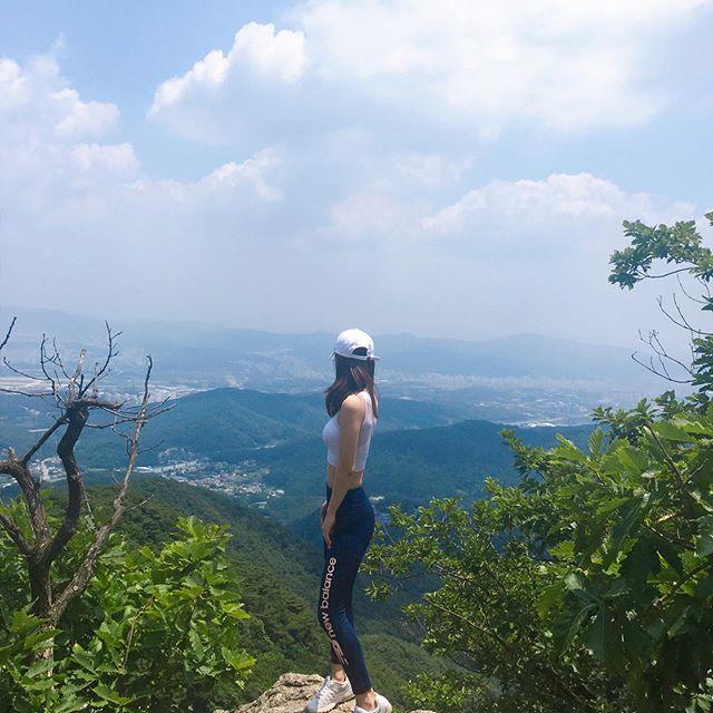 
등산女
