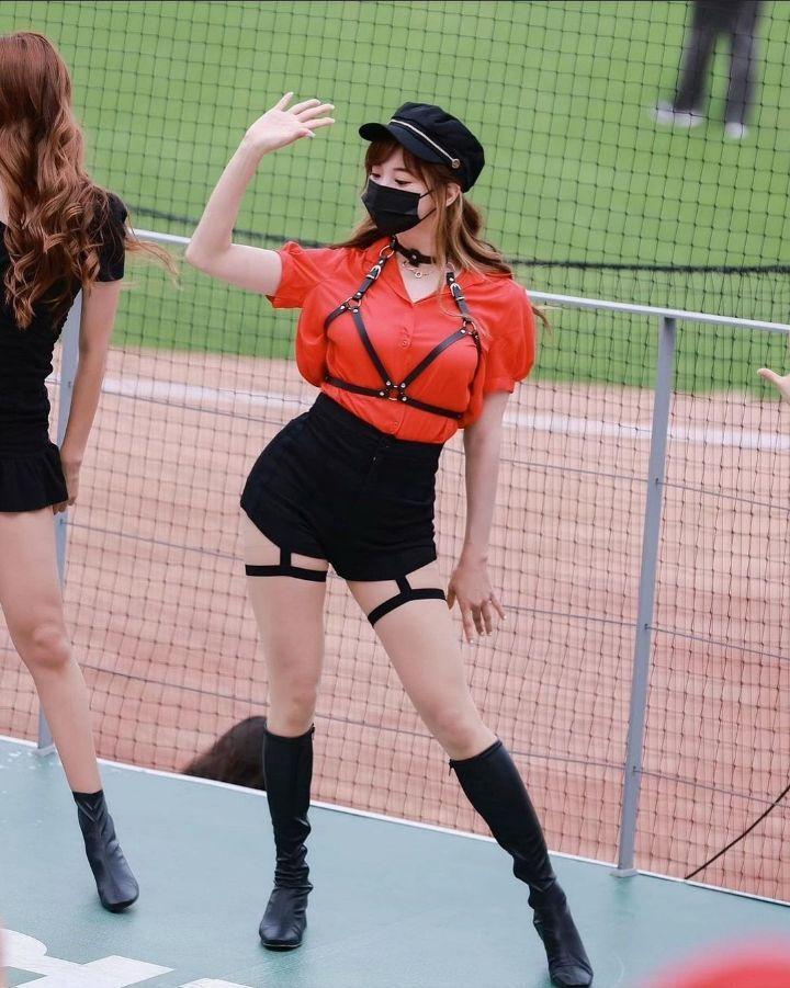
하네스 착용한 김한나 치어리더.jpg

