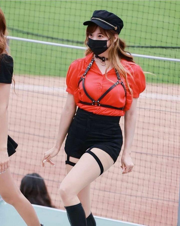 
하네스 착용한 김한나 치어리더.jpg

