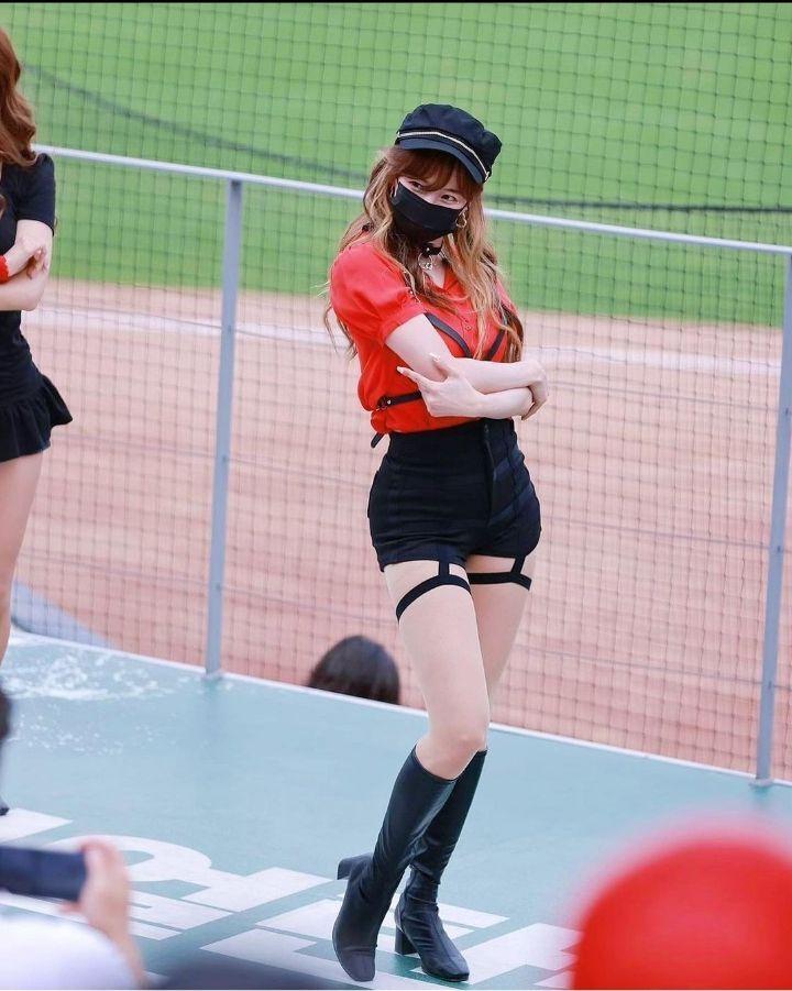 
하네스 착용한 김한나 치어리더.jpg
