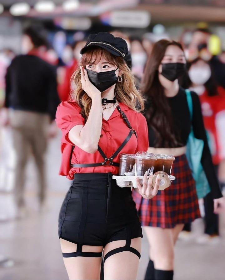 
하네스 착용한 김한나 치어리더.jpg
