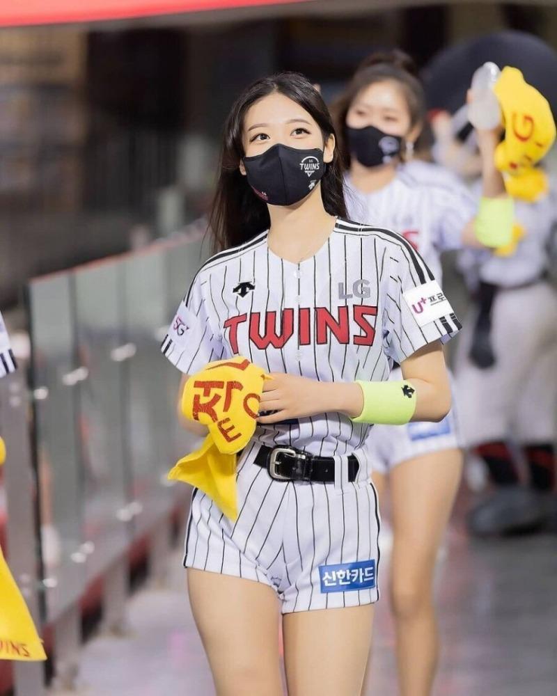 
[스압] 01년생 우수한 치어리더.jpgif
