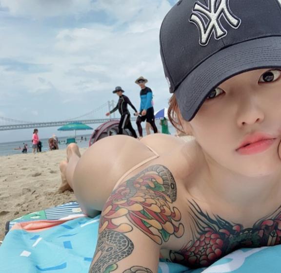 
이쁜 처자들 사진~^^바나나 잘 빠네요.ㅎㅎ
