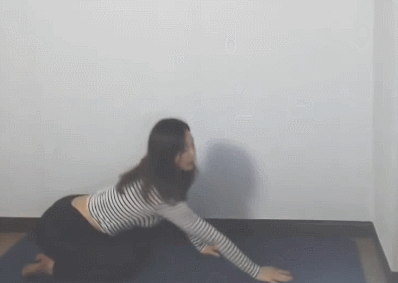 
슬렌더 요가녀
