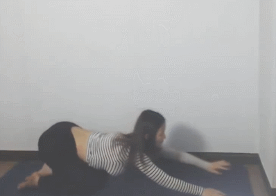 
슬렌더 요가녀
