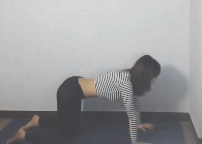 
슬렌더 요가녀
