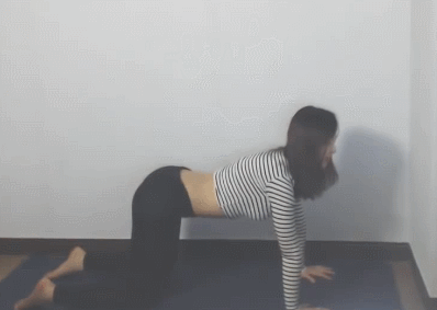 
슬렌더 요가녀
