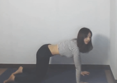 
슬렌더 요가녀

