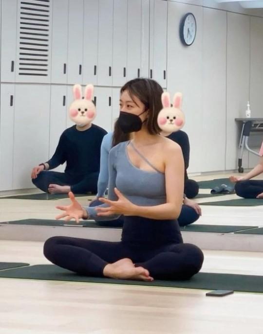
슬렌더 요가녀
