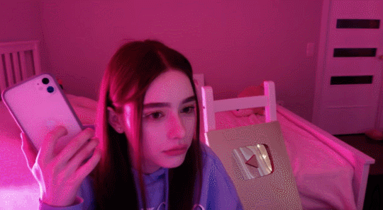 
붉은 조명에서의 다샤 타란.gif
