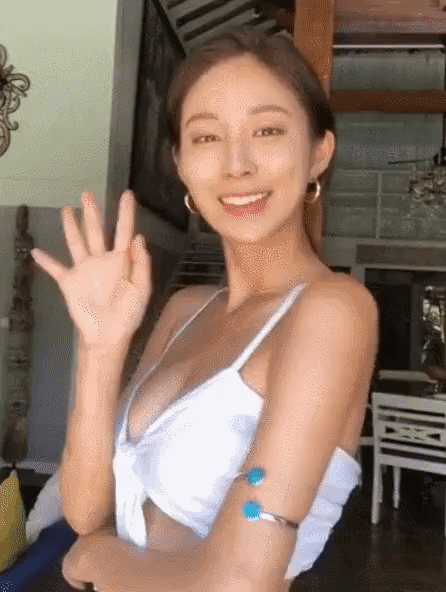 
목욕 가운을 벗는 슈퍼모델 김보라.gif
