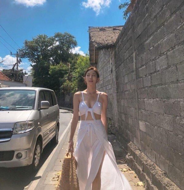 
목욕 가운을 벗는 슈퍼모델 김보라.gif
