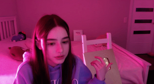 
뷰티 유튜버 다샤타란.gif

