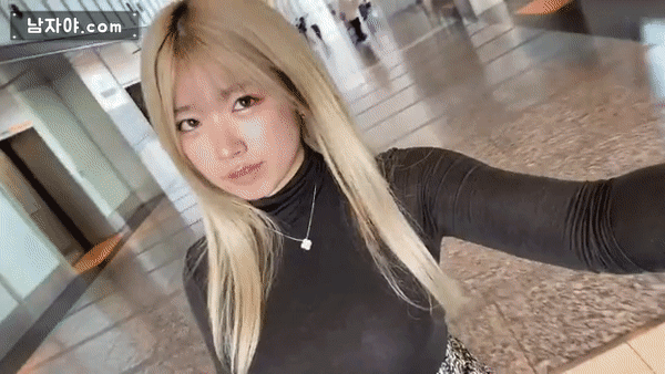 
거리 시선집중 유발하는 유토리

