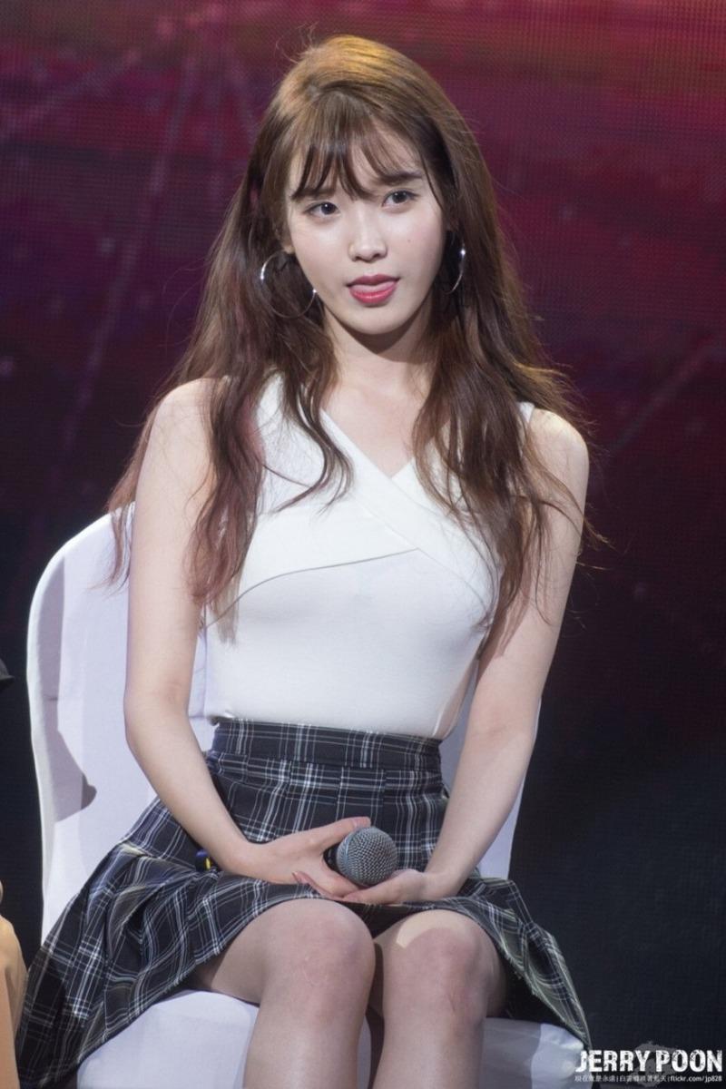 
아이유 링 귀걸이에 민소매.jpg
