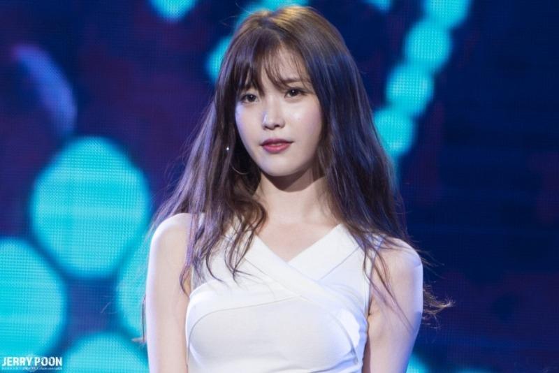 
아이유 링 귀걸이에 민소매.jpg
