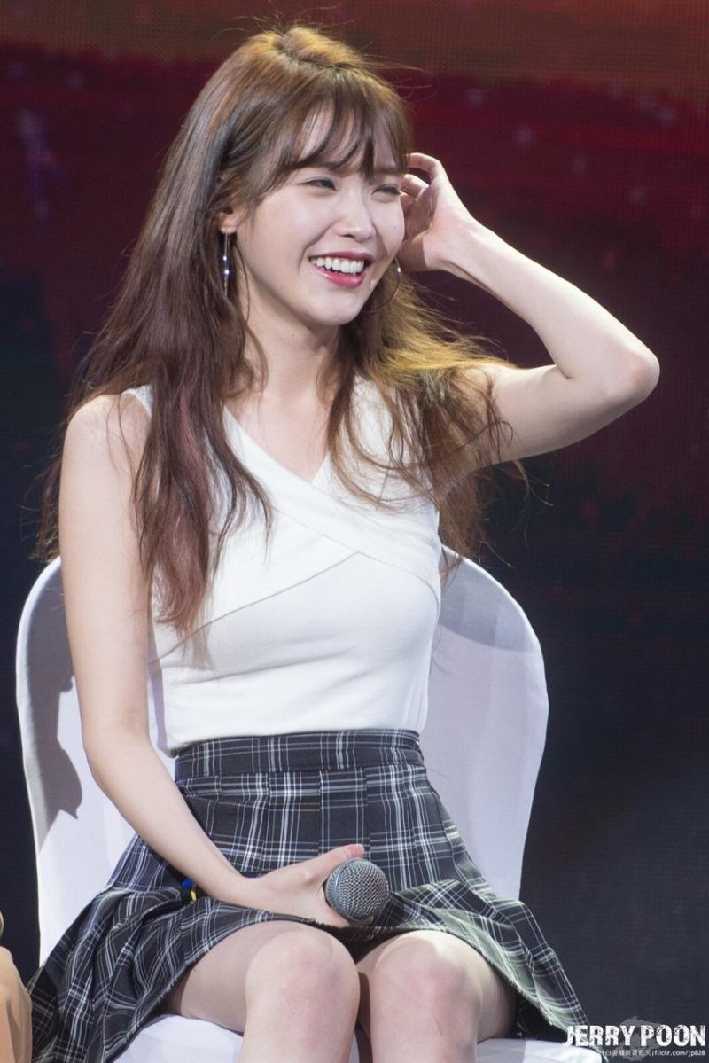 
아이유 링 귀걸이에 민소매.jpg
