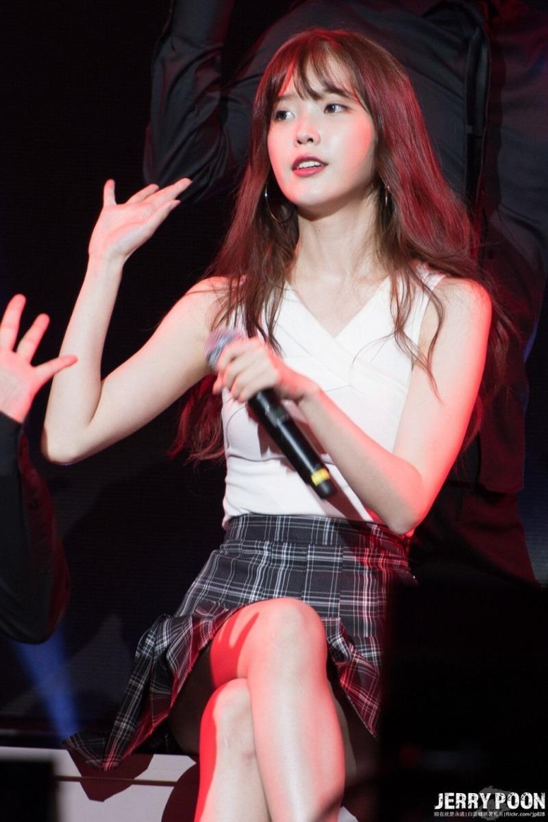 
아이유 링 귀걸이에 민소매.jpg
