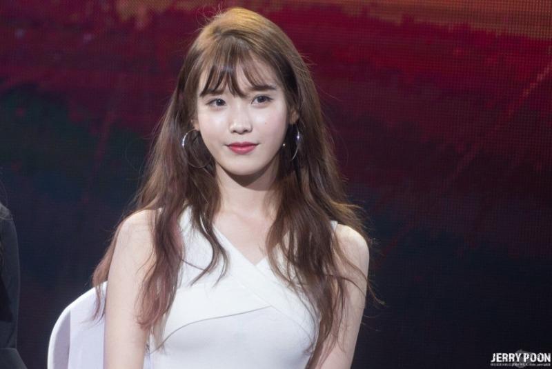 
아이유 링 귀걸이에 민소매.jpg
