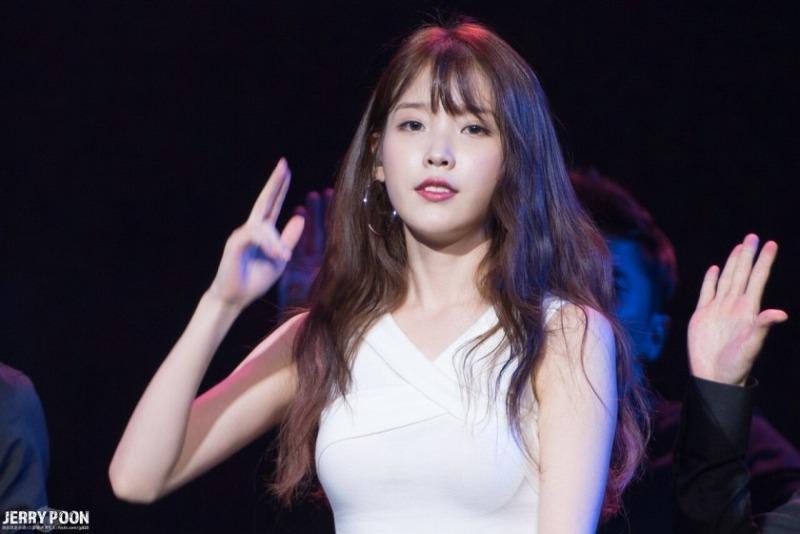 
아이유 링 귀걸이에 민소매.jpg
