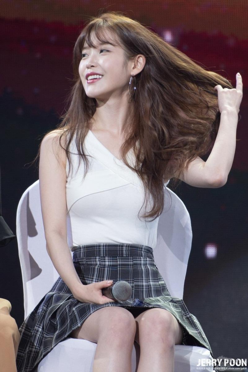 
아이유 링 귀걸이에 민소매.jpg
