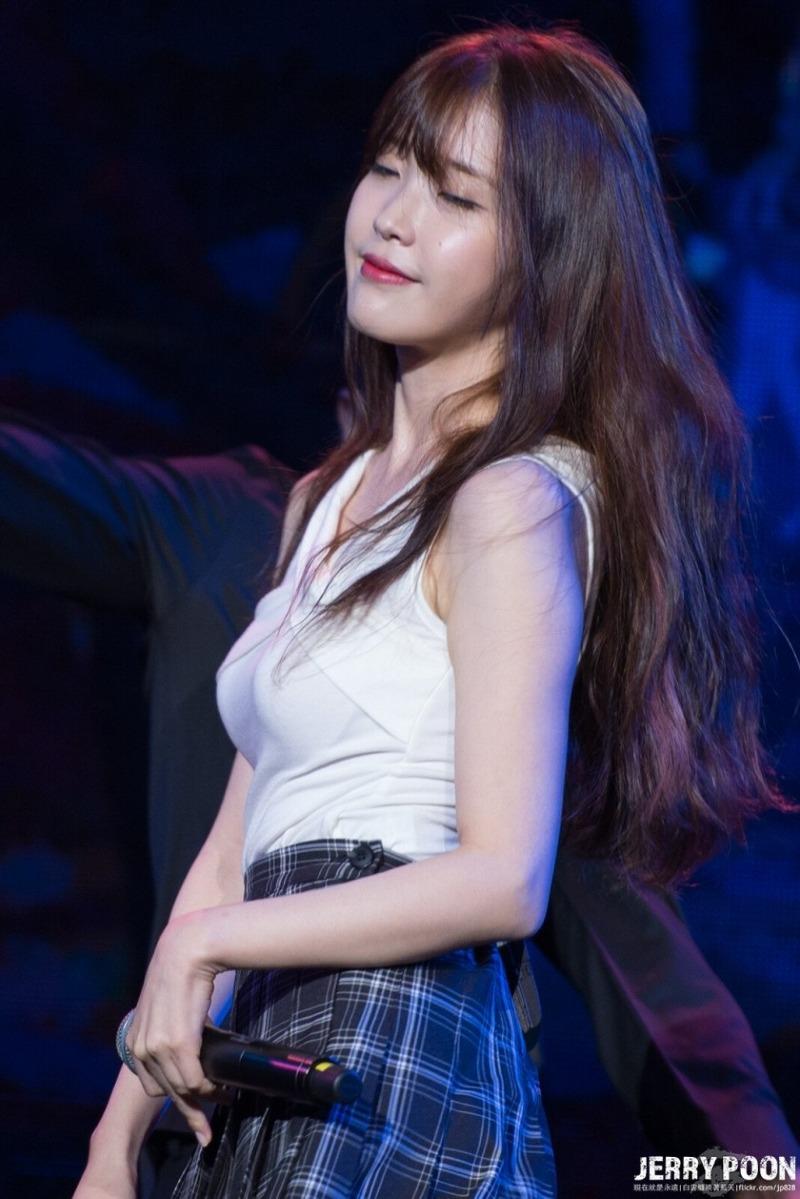 
아이유 링 귀걸이에 민소매.jpg
