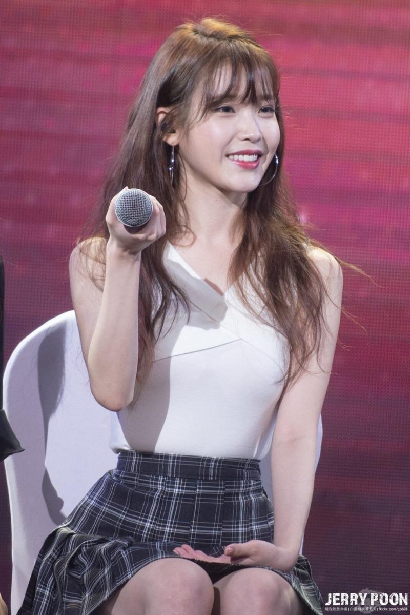 
아이유 링 귀걸이에 민소매.jpg
