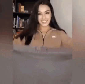 옷 면적이 자꾸 줄어드는 누나.gif