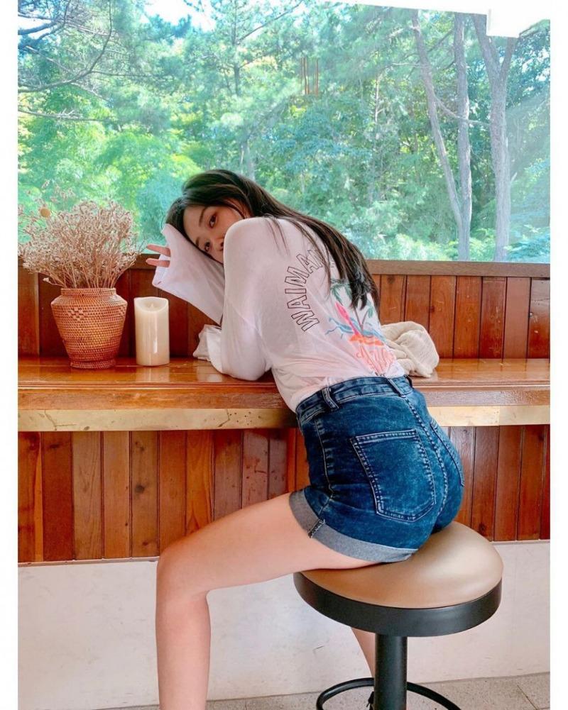 
신재은 청반바지 뒷태
