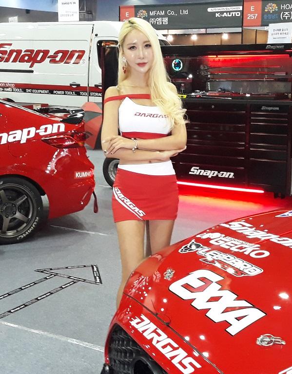 금발 웨이브 스타일의 신소향 씨