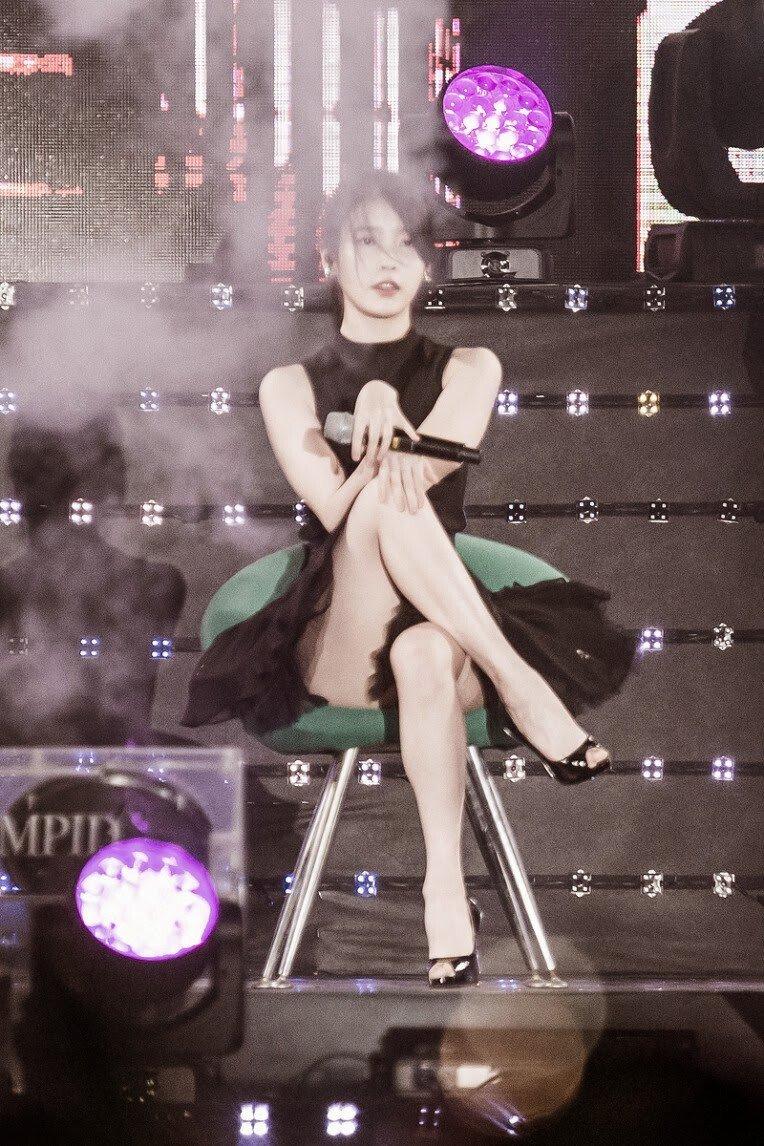 
다리 꼬는 아이유.jpgif
