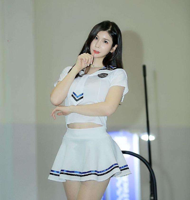 
모델 주나일

