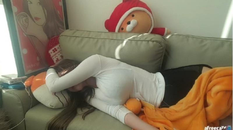 
늦잠자는 여친을 깨우는 방법 2
