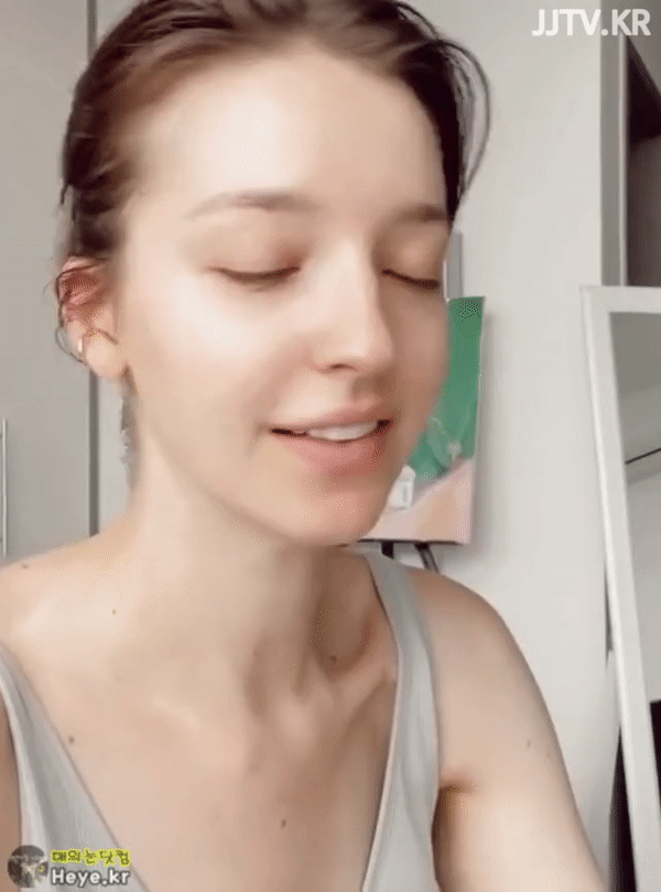 
캠핑간 안젤리나 다닐로바.gif
