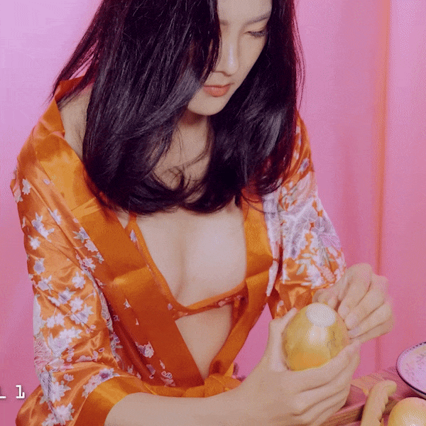 양파 까는 여자...