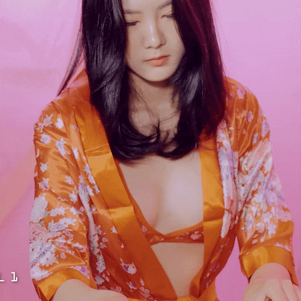 양파 까는 여자...