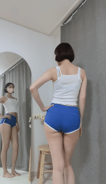 
돌핀팬츠 감상중인 처자
