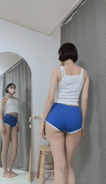 
돌핀팬츠 감상중인 처자
