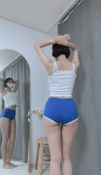 
돌핀팬츠 감상중인 처자
