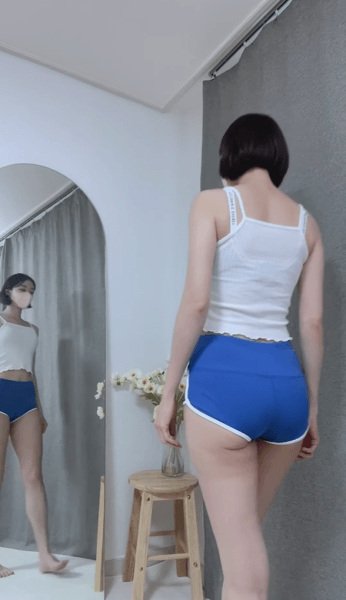 
돌핀팬츠 감상중인 처자
