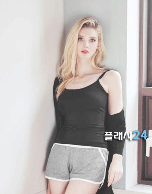
금발 서양 피팅 모델
