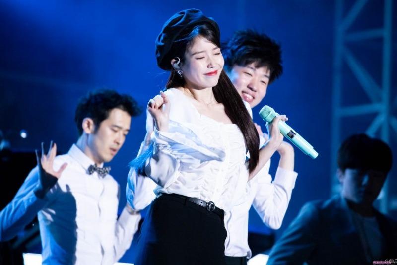 
O(＞_＜)O 아이유.jpg
