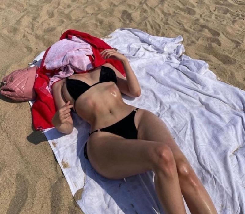 
누가 해변에 콜라병을 버리고 갔어요.
