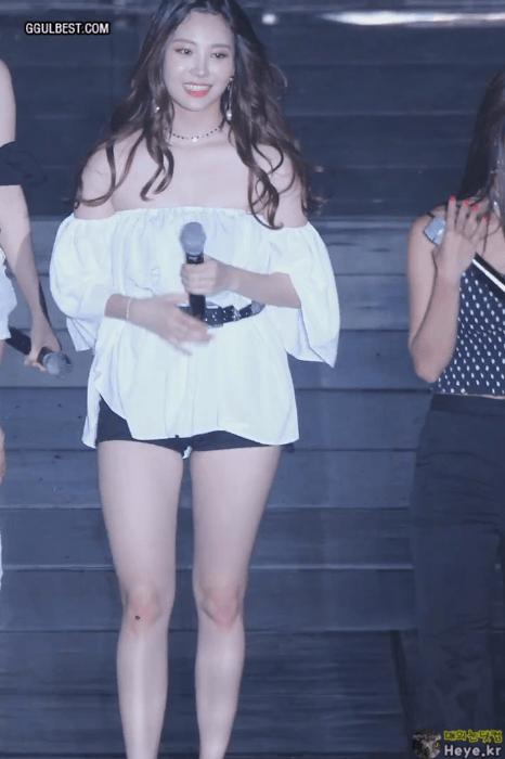 
[스압] 유라 레전드 의상.gif
