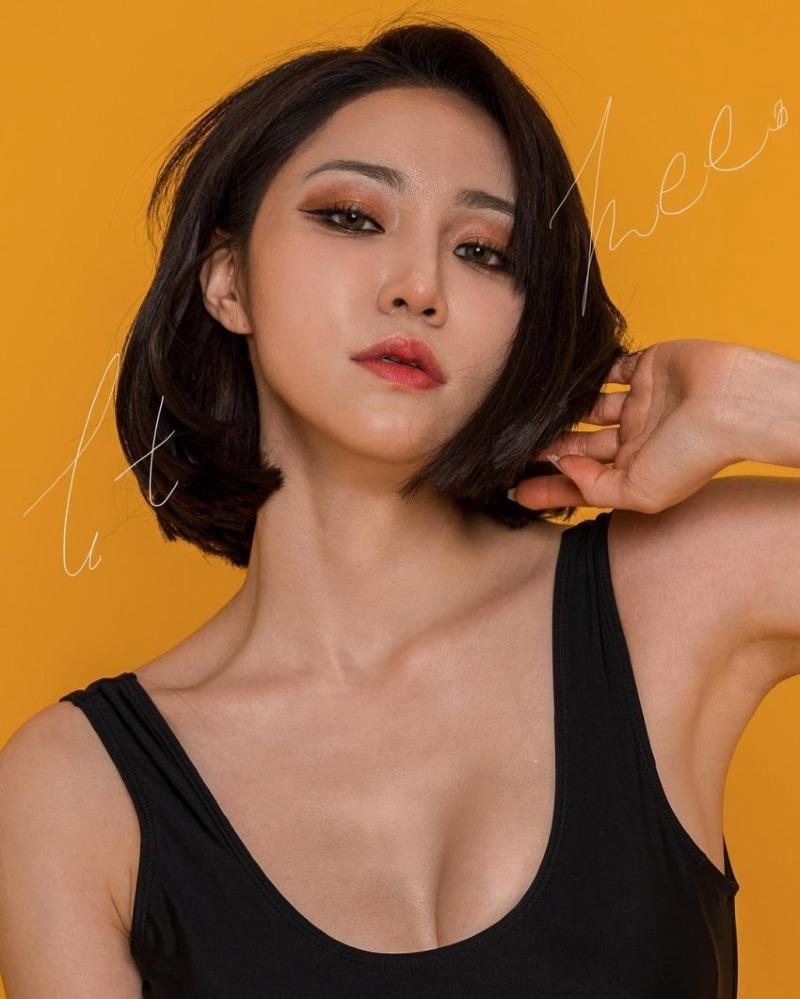 
모델 이유이
