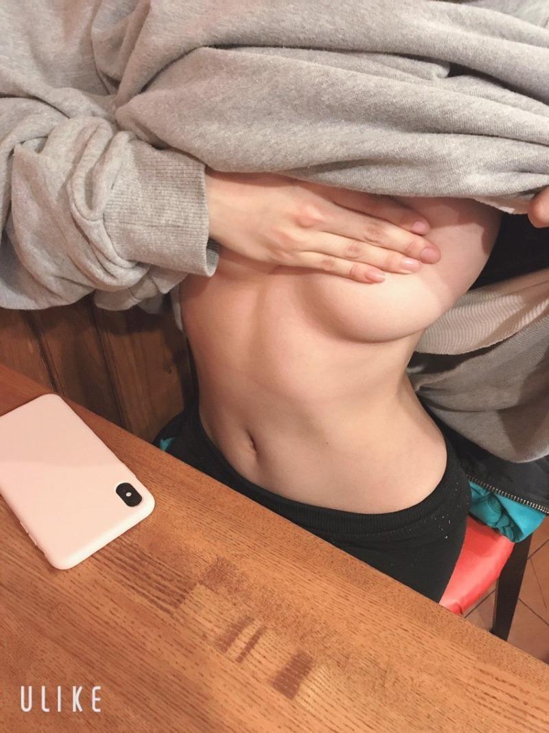 
뽀얀 피부의 동일인물女
